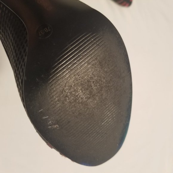 BCBG Perforated Peep Toe Pumps- Size 7 - Picture 5 of 8